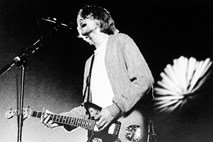 Kultno Cobainovo kitaro na dražbi prodali za 4,55 milijona ameriških dolarjev