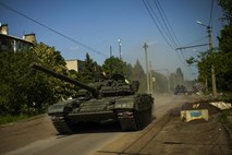 Spopadi za nadzor nad Severodoneckom v odločilni fazi, Rusija bo Ukrajini predala trupla borcev iz Azovstala