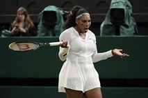 #video Serena Williams po enoletni odsotnosti iz Wimbledona domov po prvem krogu