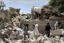 V potresu na jugu Irana več mrtvih in ranjenih