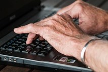 Starejša občanka spletnemu goljufu večkrat nakazala po več 10.000 evrov