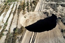 Čilski geologi preučujejo nenaden pojav 200 metrov globoke vrtače