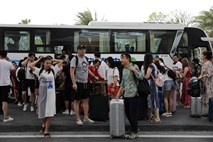 Na kitajskih Havajih zaradi covida obstalo 80.000 turistov