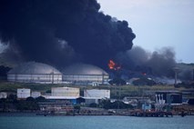 Požar v kubanskem skladišču nafte se nezadržno širi