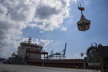Prva ladja z ukrajinskim žitom dosegla cilj, danes izpluli še dve