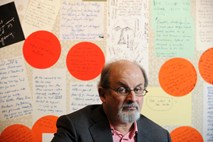 Rushdie po napadu v slabem stanju, diha s pomočjo ventilatorja