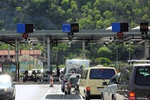 Cestni alarm: zastoj pred Karavankami se krajša, na meji s Hrvaško daljše čakanje še na Gruškovju in Obrežju