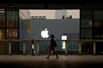 Apple opozarja na napako, ki hekerjem omogoča vdor v iPhone