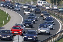 Pred koncem tedna na cestah že povečan promet, pred karavanškim predorom in mejnimi prehodi že daljši zastoji