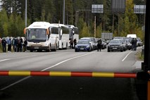 Povečan promet na ruski meji s Finsko, Zelenski napovedal civilizirano ravnanje z vojaki, ki bi se predali