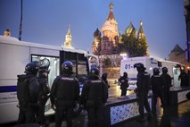 Rusija: aretacije protestnikov, beg pred vojsko ter menjava pomembnega generala