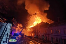 #foto Zaradi požara v Majdičevem mlinu ponoči evakuirali 67 stanovalcev Kranja