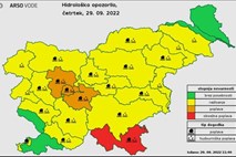 Kolpa in reke v osrednji Sloveniji naraščajo in poplavljajo, upadle bodo šele konec tedna