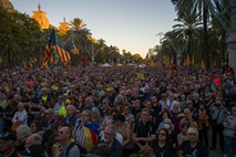 Več tisoč Kataloncev na obletnico referenduma zahtevalo neodvisnost