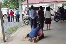 #foto #video Grozljivka v tajskem vrtcu: bivši policist nad otroke s pištolami in noži
