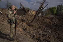 Ukrajinska vojska napada na jugu, najtežje na vzhodu pri mestu Bahmut