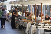 Zaposleni v gostinstvu in turizmu zaradi nizkih plač grozijo s stavko