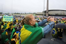 Privrženci Bolsonara ob protestih pozvali k vojaškemu udaru