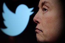 Musk vodenje Twitterja začel z množičnim odpuščanjem