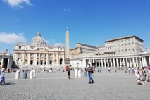 Vatikan sprožil preiskavo francoskega kardinala glede spolne zlorabe mladoletnice