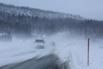 Na Primorskem omejitve v prometu zaradi burje, do konca tedna snežne padavine do nižin