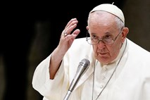 Papež poziva, da za božič porabimo manj in več namenimo Ukrajini

