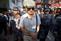 Serijski morilec Sobhraj izpuščen iz nepalskega zapora