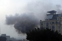 Eksplozija pred zunanjim ministrstvom v Kabulu zahtevala več žrtev