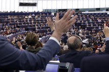 Evropski poslanci podprli izhodišča za strožja pravila EU glede izvoza odpadkov

