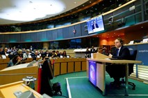 Evroposlanci od komisije zahtevajo uvedbo notranje preiskave proti komisarju za širitev