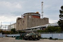 Blizu nuklearke v Zaporižiji po navedbah IAEA močne eksplozije, Rusija jih zanika