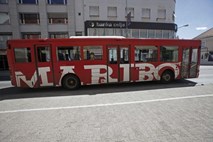 V Mariboru moški razbil šipo na avtobusu in lažje poškodoval voznika
