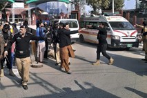 V Pakistanu silovita eksplozija v mošeji zahtevala več kot 60 žrtev