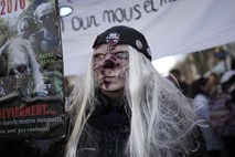 #foto V Franciji spet množični protesti proti pokojninski reformi