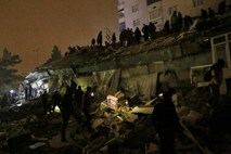 Močan potres na jugovzhodu Turčije zahteval več kot 150 smrtnih žrtev