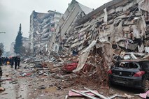 #foto #video V smrtonosnem potresu več kot 1800 mrtvih, mnogi še vedno pokopani pod ruševinami