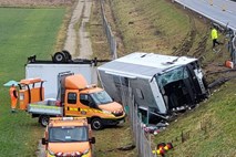 Voznika romunskega avtobusa ovadili zaradi povzročitve nesreče iz malomarnosti