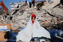 #foto #video Število smrtnih žrtev potresa v Turčiji in Siriji naraslo na več kot 9500, slovenska enota civilne zaščite že prispela v Turčijo