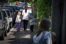 Stopnja delovne aktivnosti med slovenskimi materami z več otroki najvišja v EU