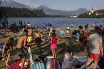 Na Bledu opozarjajo na obnašanje ob jezeru