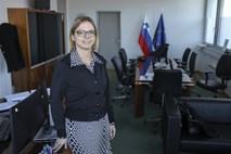 #Portret Sanja Ajanović Hovnik, ministrica za javno upravo: Ministrica na vse ali nič
