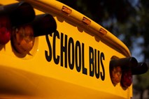 Zaradi suma spolnega napada na mladoletno osebo ovadili voznika šolskega avtobusa