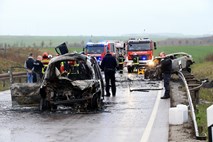 V trčenju treh avtomobilov sedem mrtvih, šest jih je zgorelo do smrti
