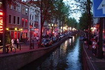 Županja Amsterdama razburja z načrti za preselitev znamenite rdeče četrti