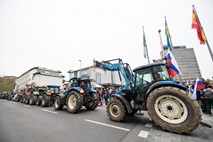#foto Stotine traktorjev zavzelo središče Ljubljane: “Ko kmet protestira, država že krvavi”