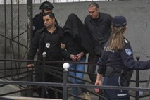 V Beogradu zaslišanje očeta 13-letnega napadalca v šoli


