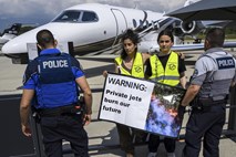 Podnebni aktivisti začasno prekinili promet na ženevskem letališču