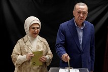 Erdogan vodi v drugem krogu predsedniških volitev v Turčiji