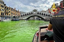 Beneški Veliki kanal obarvan v svetlo zeleno