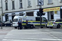 Uboj v Mariboru: 20-letnik dva dni spal ob mrtvem dekletu, ki jo je zadavil že v četrtek